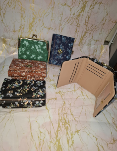 Cartera Pequeña Señora Flores – Elegancia compacta y funcional